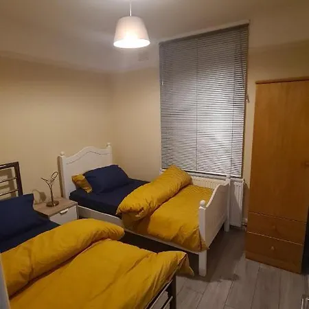 Entire 2 Bedroom Home/Flat In London, Central Line-2
