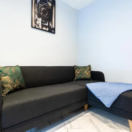 Amazing 3 Bedroom, 2 Bathroom, Ground Floor Flat With Garden, Near Train Station And Bus Stop-3