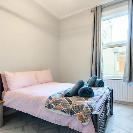 Amazing 3 Bedroom, 2 Bathroom, Ground Floor Flat With Garden, Near Train Station And Bus Stop-2
