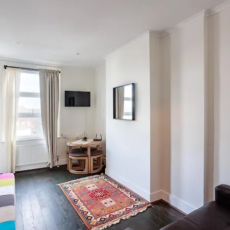 Entire Luxurious Flat Sleeps 4 Persons-3