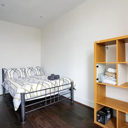 Entire Luxurious Flat Sleeps 4 Persons-2