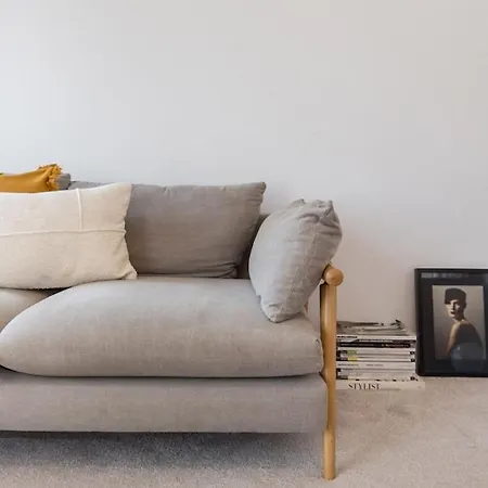 Newly Renovated Large 4/5 Bedroom Victorian Terrace House With Garden.-3