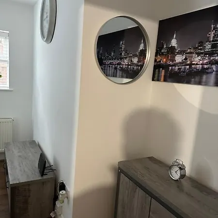 Beautiful Hoe Street Dream Ground Floor One Bedroom Apartment-3