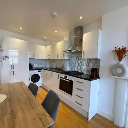 New Stylish Fulham Apartment - 2 Bed-3