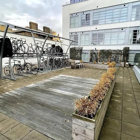 Modern & Stylish 1 Bedroom Flat-3