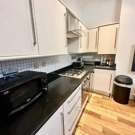 Spacious 2 Bedroom Apartment-3
