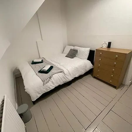 Comfortable 2 Bedroom On Tower Bridge-3