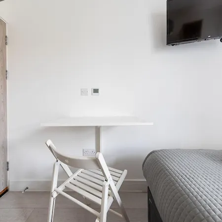 Functional Budget Stay With Wi-Fi And Laundry Facilities Near Tube Station-3