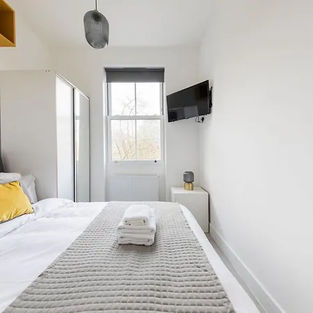 Cozy Ensuite Bedroom For Two Near Tufnell Park-3