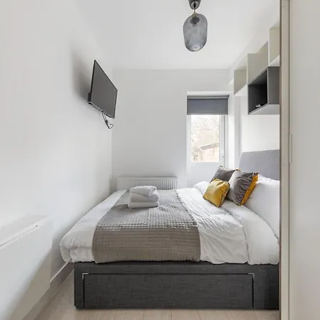 Functional Double With An Ensuite Toilet And Shower Near Tube And Bus Stations-2