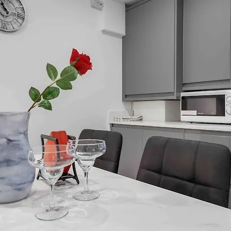 Holiday Home Sleep 8 Central London 9Elms-2