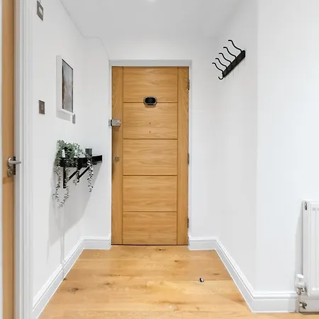 Chic 3 Bed Apartment Near London Bridge With Balcony-3