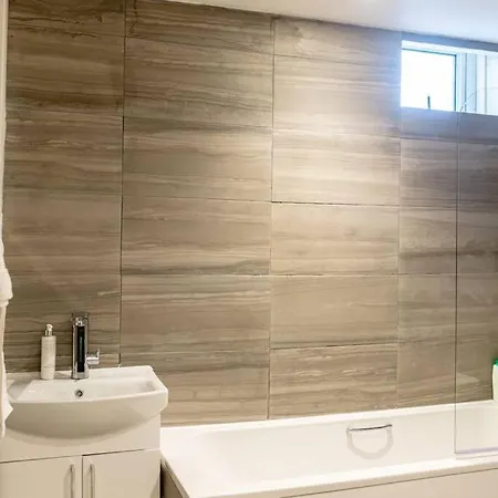 2 Bed With Free Parking-3