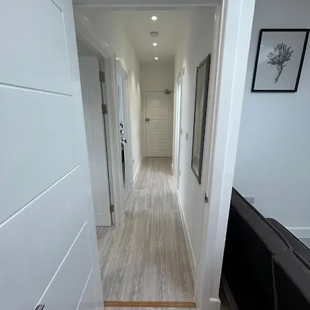 Modern London Apartment Near Tottenham Stadium-3