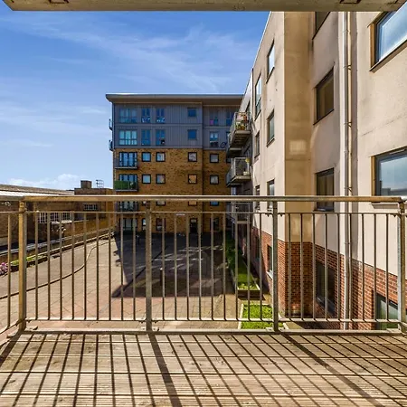Luxe 1 Bed Flat 5 Mins To Stratford - Free Parking-2