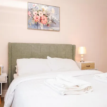 Luxury 5 Star London Apartment - Parking, Garden, Nr Greater London Metro Stations-2