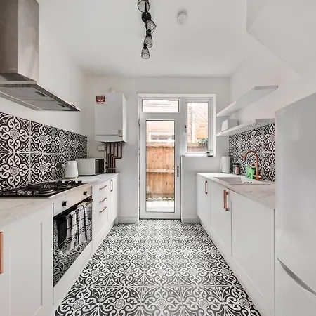 Beautifully Modern 2-Bed Apartment W/Garden-2