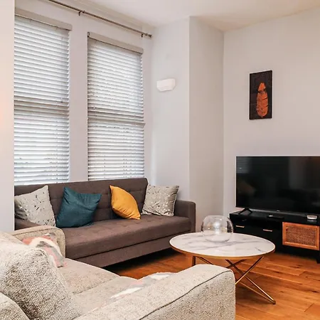 Luxury 5 Star London Apartment - Parking, Garden, Nr Greater London Metro Stations-3