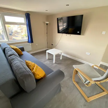 Stunning 1 Bedroom Flat In Wood Green-3
