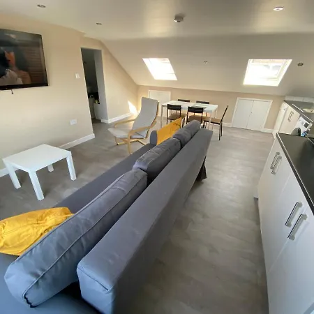 Stunning 1 Bedroom Flat In Wood Green-2