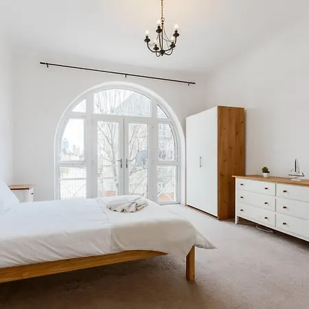 Spacious Ensuite Room Near Top Tourist Attractions-2
