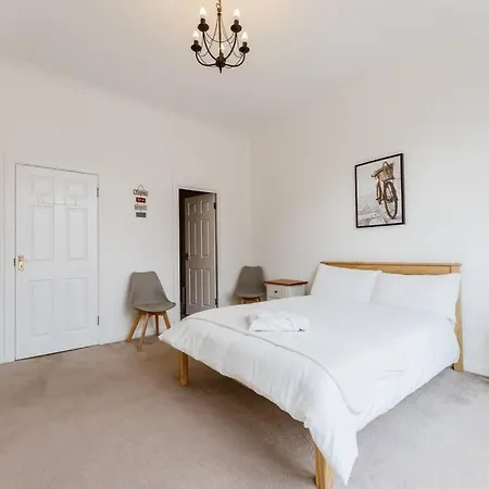 Spacious Ensuite Room Near Top Tourist Attractions-3