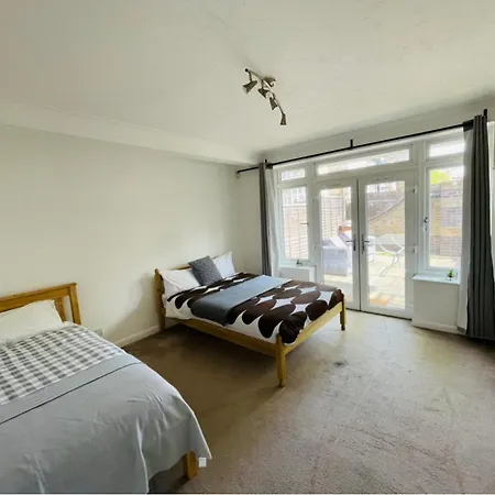 Up To 3 People, Room In A Share House With Private Garden Access-2