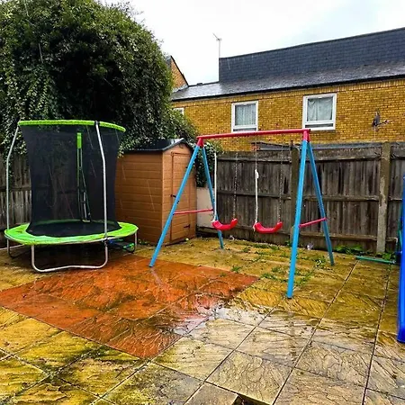 New! 4 Bedroom London House With Garden And Lawn-2