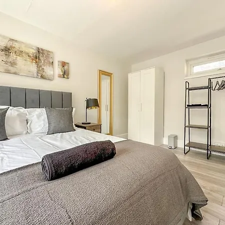 New Cosy Luxury 3 Bedroom House In Battersea London-3