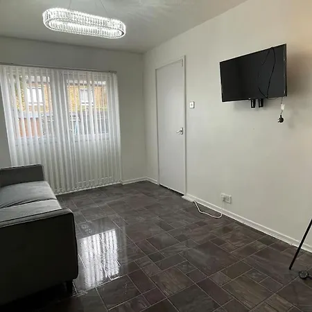 New! 4 Bedroom London House With Garden And Lawn-3
