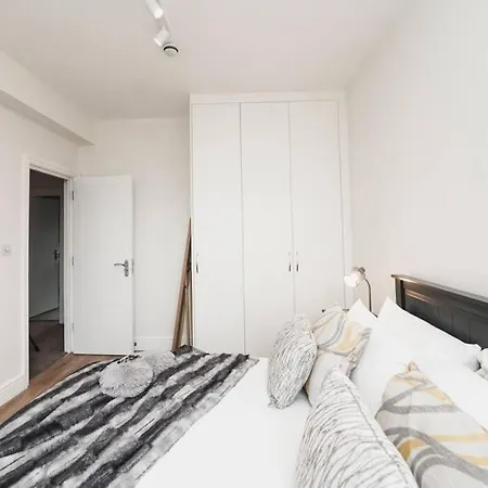 Newly Renovated Modern 4 Bed 3 Bath Apartment London-2