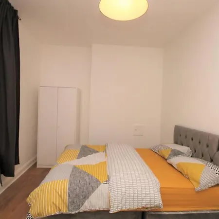 Ideal 2 Bed Flat Close To City-3