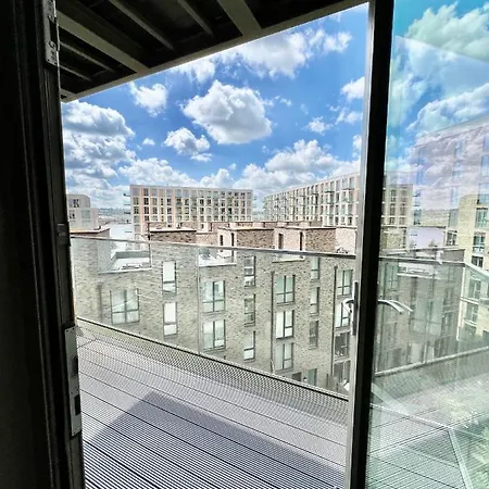 Luxury 2 Bedroom 2 Bathroom Apartment - London City Airport-3