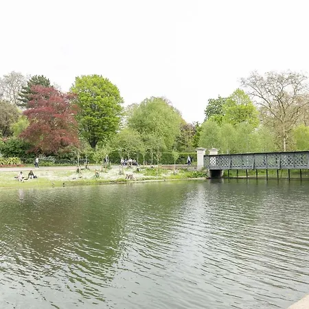 Light Filled Studio With View Of Regents Park-2
