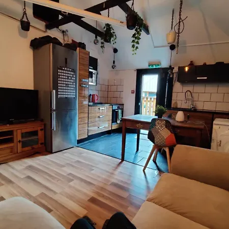 Unique Antique 2Br@Hackney Canal-3