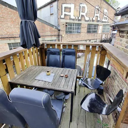 Unique Antique 2Br@Hackney Canal-2