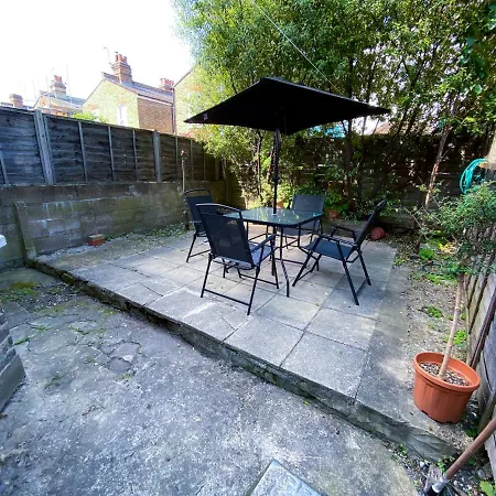 4 Bedroom House Parking & Garden Near Central London-2