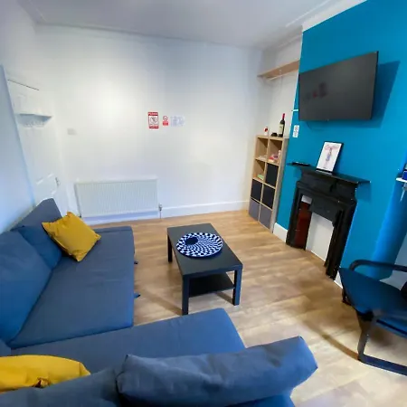 4 Bedroom House Parking & Garden Near Central London-3