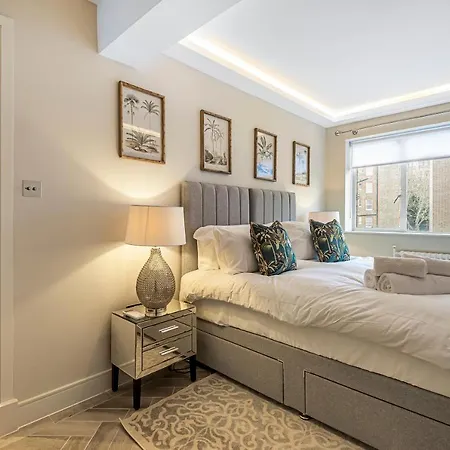 Luxury 2 Bed Apartment With Ac And Private Balcony Facing Harrods-2