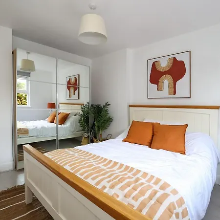 W London Apt For 4. Open Plan Kitchen/Living Room-3