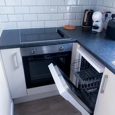 Stylish 1 Bedroom Flat In Wood Green-2