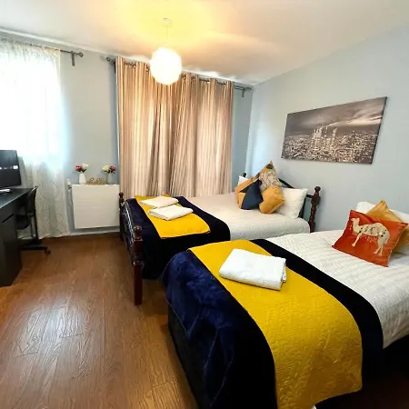 London Stratford Luxury House: Spacious Garden Retreat Near Westfield-3