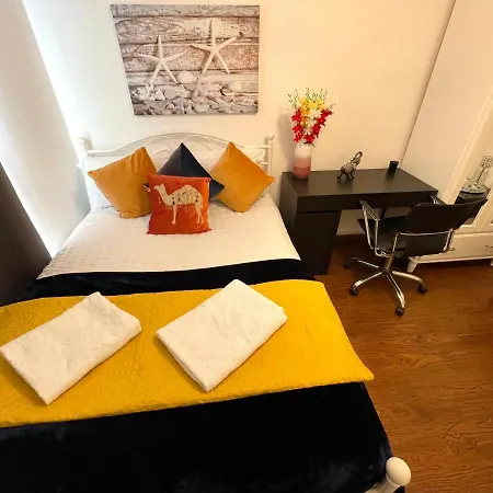 London Stratford Luxury House: Spacious Garden Retreat Near Westfield-2