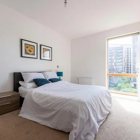 Luxury Apartment Canning Town-3