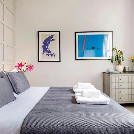 Contemporary Clapham Living-3