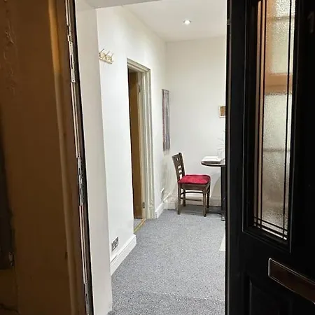 Super Spacious, Grnd Floor Flat-2