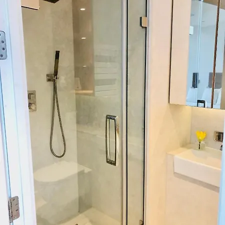 Luxury 2 Bedroom Apartment 20 Min From Central London-3