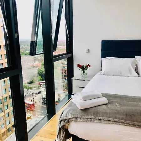 Luxury 2 Bedroom Apartment 20 Min From Central London-3