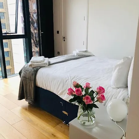 Luxury 2 Bedroom Apartment 20 Min From Central London-3