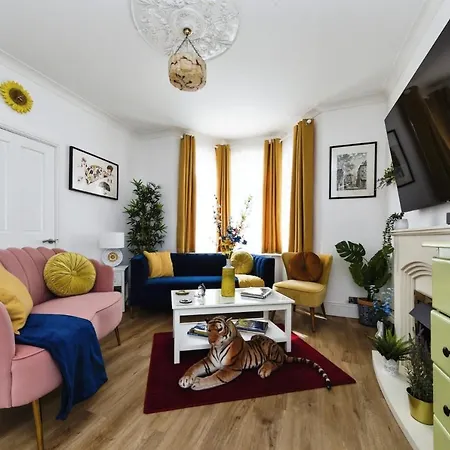 Your Chic 3Br Home Comfort And Style In London-2